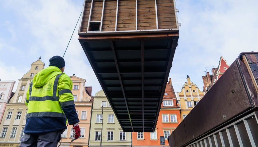 Ustawianie Jarmarku Bożonarodzeniowego