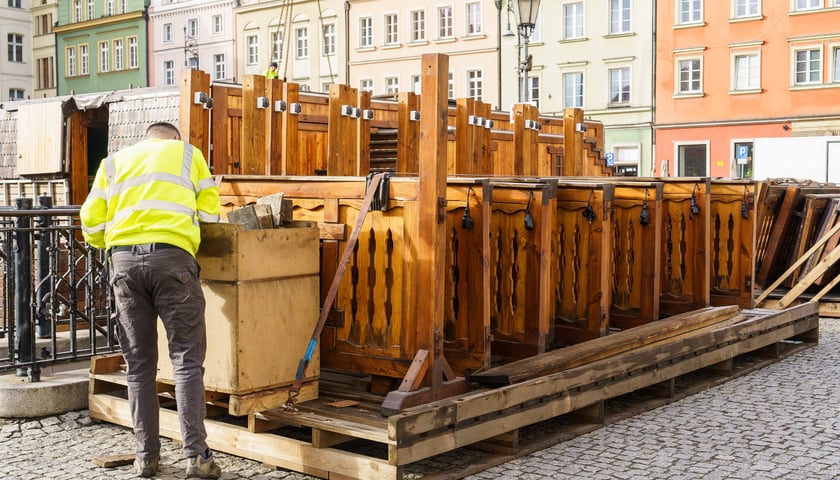 Ustawianie Jarmarku Bożonarodzeniowego