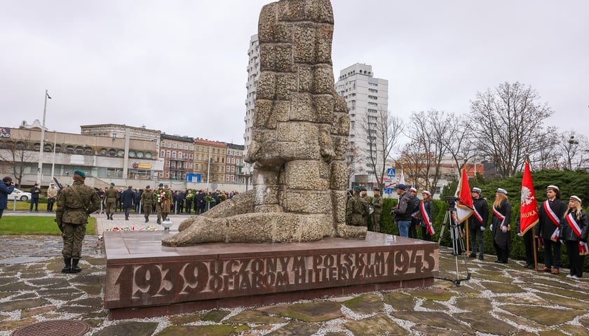 Uroczystość pod pomnikiem Martyrologii Profesorów Lwowskich