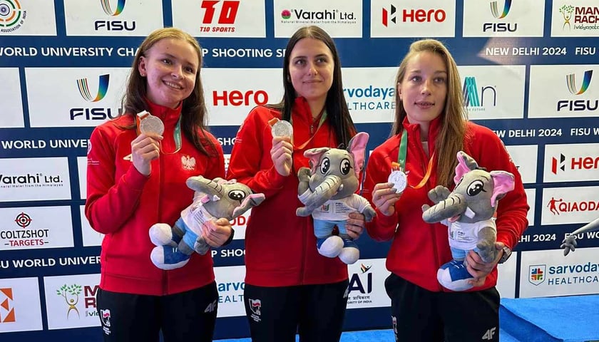 Trzy młode kobiety w dresach reprezentacji Polski, od lewej: Dominika Skarupska, Julia Mikołowska i Julia Piotrowska