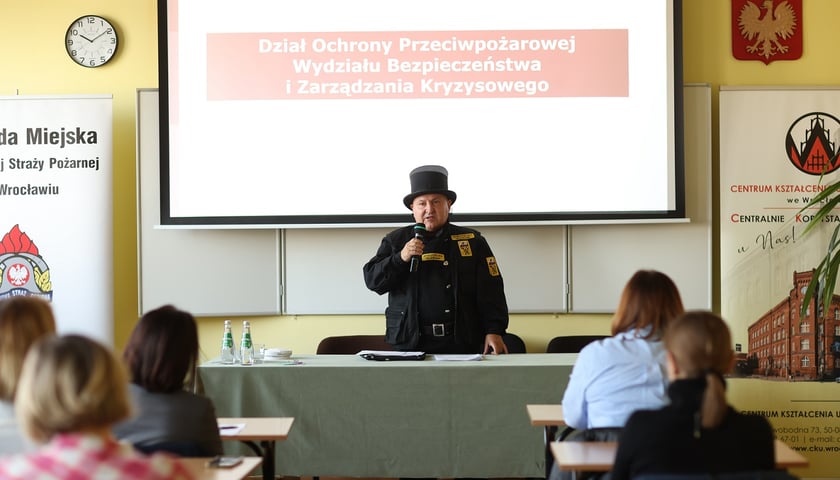 Maciej Rogala, mistrz kominiarski ze Spółdzielni Pracy Usług Kominiarskich podczas szkolenia dla zarządców budynków