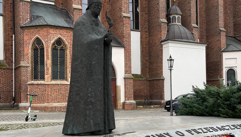 Pomnik kard. Bolesława Kominka