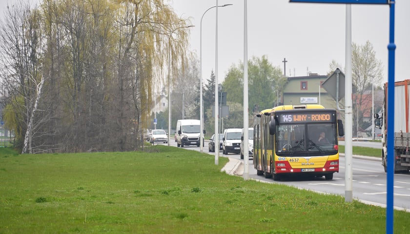 Buspas na Jagodno - ulica Kajdasza we Wrocławiu.