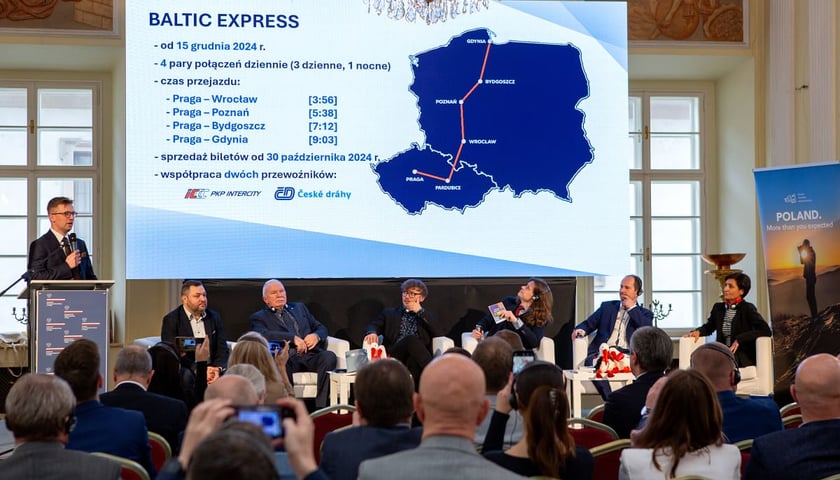 Prezentacja poświęcona Baltic Express podczas konferencji w polskiej ambasadzie w Pradze. Napis na slajdzie: od 15 grudnia 2024. 4 pary połączeń dziennie (3 dzienne, 1 nocne). Czas przejazdu: Praga-Wrocław 3:56, Praga-Poznań 5:38, Praga-Bydgoszcz 7:12, Praga-Gdynia 9:03. Sprzedaż biletów od 30 października 2024 r. Współpraca dwóch przewoźników: PKP InterCity, České dráhy.