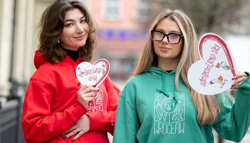 Dwie kobiety z papierowymi serduszkami w rękach 