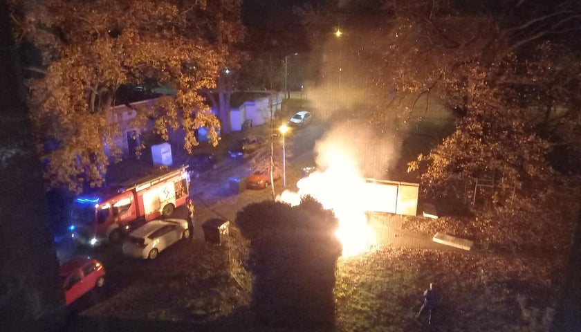 Pożar śmietnika na Bartoszowicach w nocy z 18 na 19 listopada 2024, skrzyżowanie ulic Mielczarskiego i Bacciarellego.