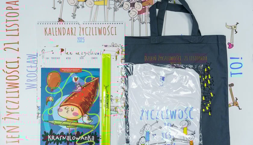 Na zdjęciu gadżety z Dnia Życzliwości, które można wygrać w konkursie