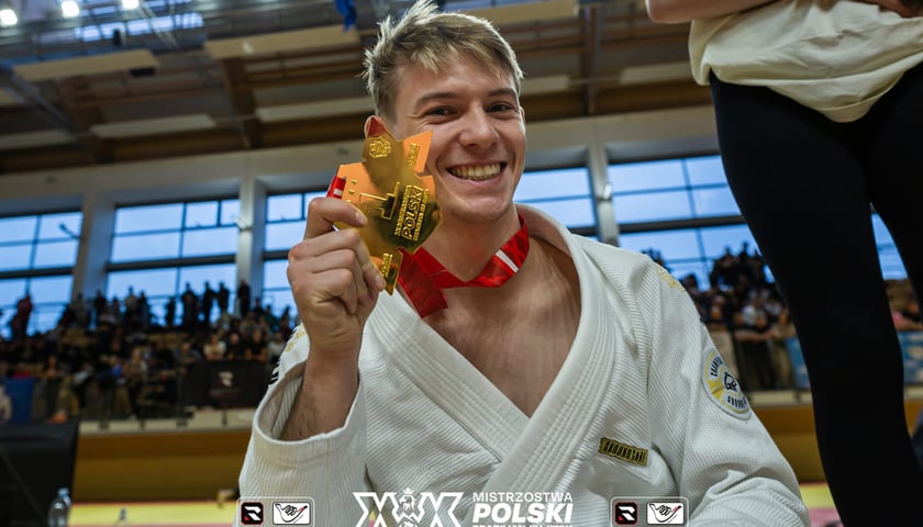 Paweł Wadas z wrocławskiego klubu Wrox Gym ze złotym medalem Mistrzostw Polski w Brazylijskim Jiu Jitsu