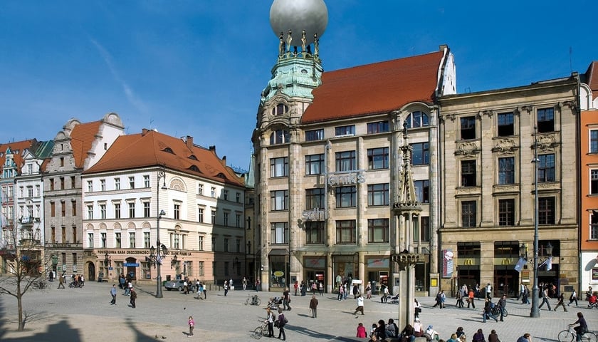 Feniks z globusem na wieży i tarasem widokowym