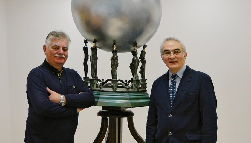 Od lewej strony: artysta rzeźbiarz Stanisław Wysocki i Jerzy Kraśniewski, prezes DH Feniks.