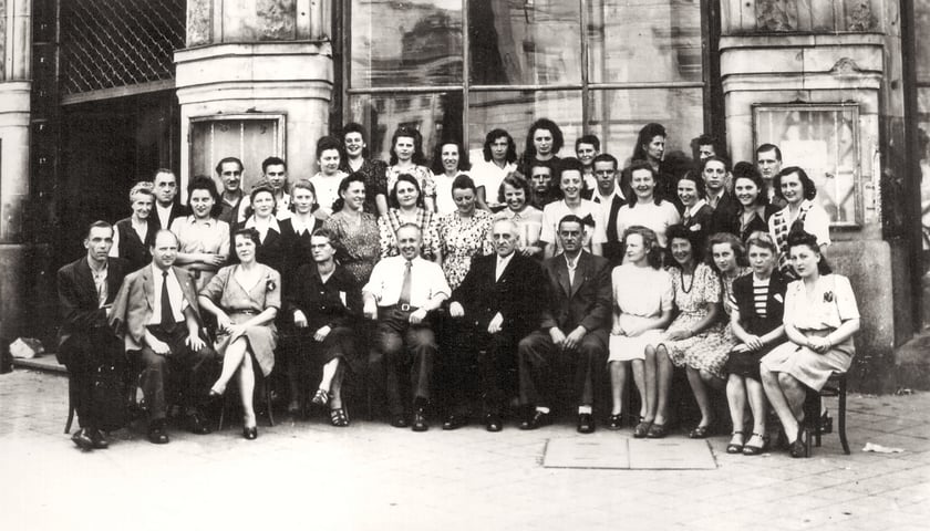 zdjęcie pierwszej  załogi Domu Towarowego Powszechnej Spółdzielni Spożywców z 1.05.1947 r.