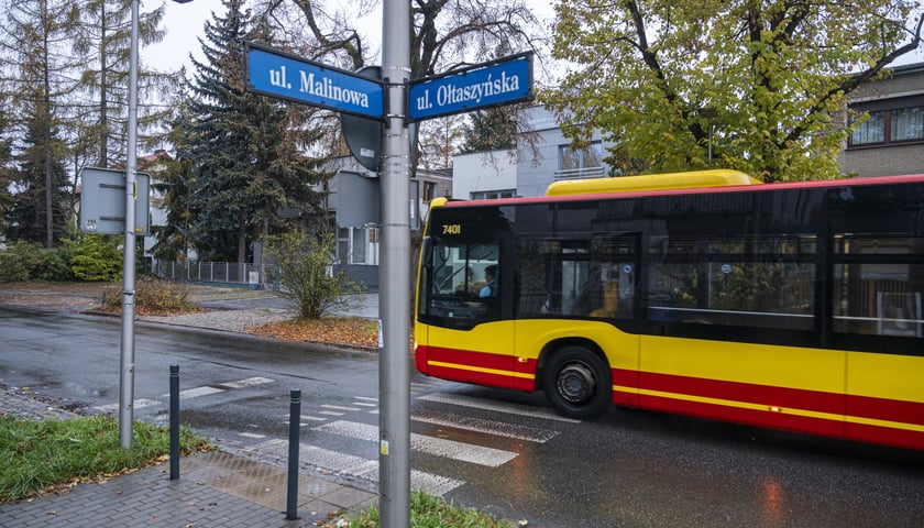 Autobus miejski przejeżdżający przez skrzyżowanie Ołtaszyńskiej z Malinową