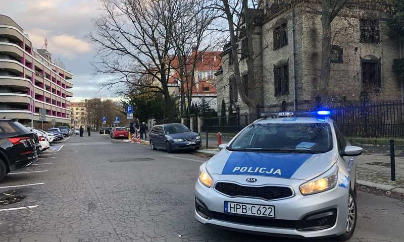 Radiowóz stojący przed szkołą zawodową przy ul. Dawida (20 listopada)