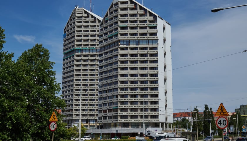 <p>Akademiki Kredka (z lewej)&nbsp; i Oł&oacute;wek (z prawej). Ich nazwy pochodzą o charakterystycznego kształtu bryły, przypominającego przybory do rysowania.</p>