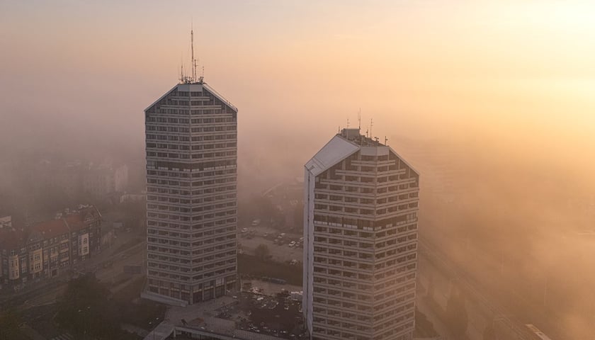 Akademiki Kredka (z prawej) i Ołówek we mgle, zdjęcie z drona