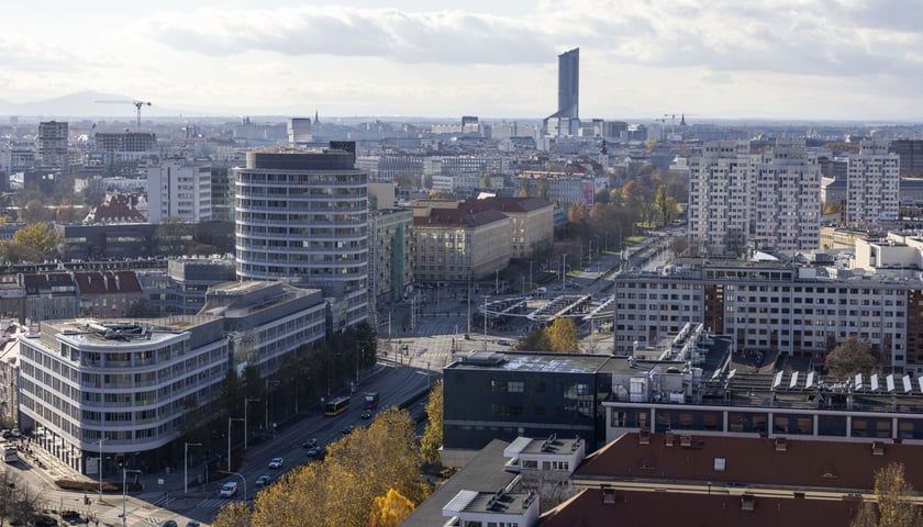 <p>Widok z akademika Kredka na pl. Grunwaldzki, w oddali widać też Sky Tower</p>