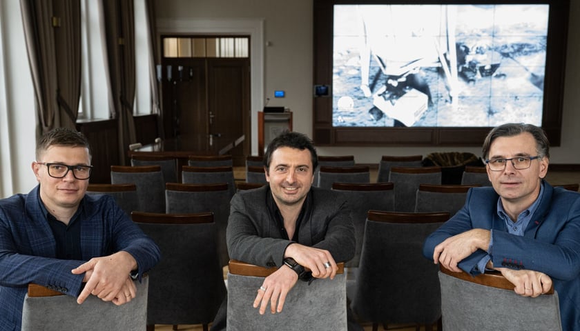 Zespół naukowców z Wydziału Mechanicznego PWr, od lewej: dr inż. Jakub Wróbel, dr hab. inż. Damian Pietrusiak, prof. uczelni i dr hab. Przemysław Moczko, prof. uczelni