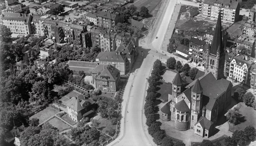 Zdjęcie lotnicze Wrocławia, lata 30. XX w. widać kościół św. Karola Boromeusza
