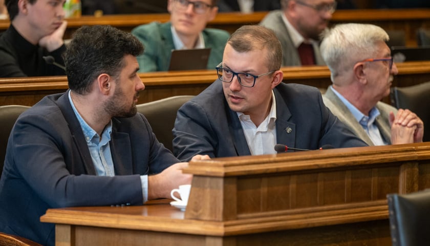 <p>XI Sesja Rady Miejskiej Wrocławia, 21.11.202. Radni Piotr Uhle i Mateusz Żak</p>