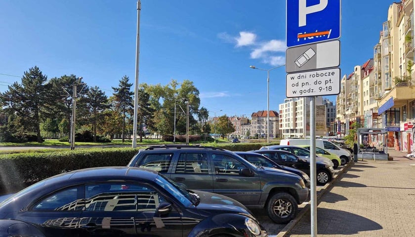 Auta zaparkowane przy ulicy na Nadodrzu (zdjęcie ilustracyjne)