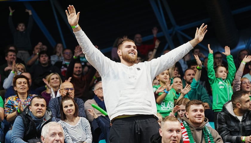 Mecz Śląsk Wrocław - Wisła Płock w Hali Orbita. Na pierwszym planie kibic z uniesionymi rękami