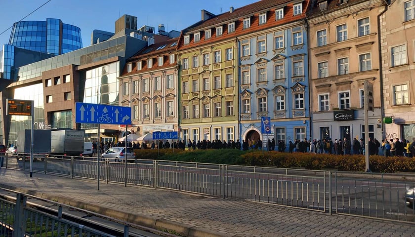 Kolejka do Kina Nowe Horyzonty na konferencję programistyczną code::dive