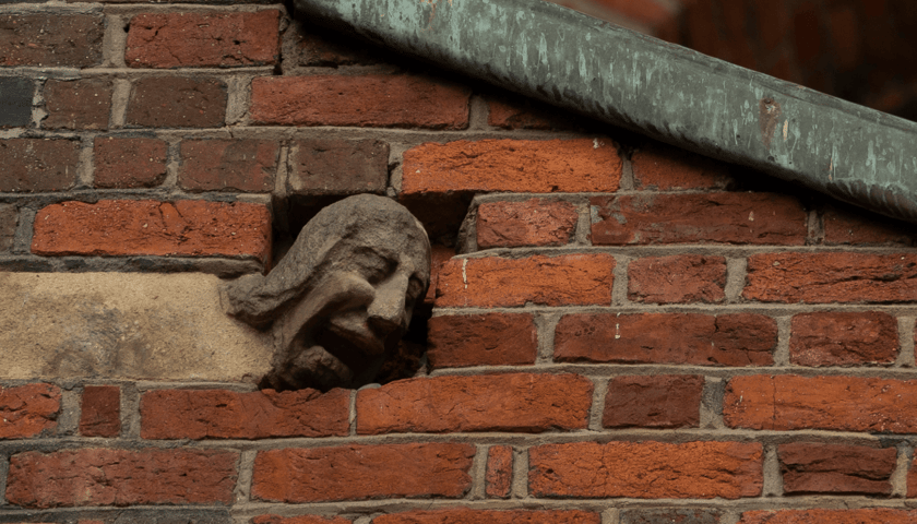 Na zdjęciu zbliżenie na Kamienną Głowę w ścianie Archikatedry świętego Jana Chrzciciela we Wrocławiu