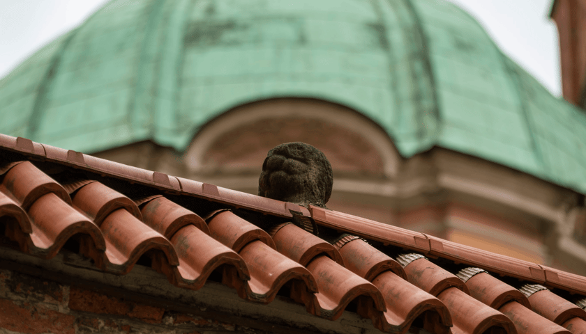 Na zdjęciu zbliżenie na Kluskę na Kluskowej Bramie przy placu Katedralnym we Wrocławiu