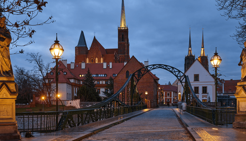 Na zdjęciu Ostrów Tumski o zmierzchu. Sprawdźcie najciekawsze wrocławskie legendy!