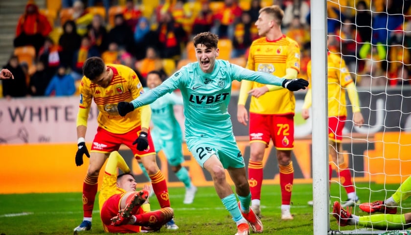Jakub Jezierski cieszy się po bramce na 2:2 z Jagiellonią Białystok