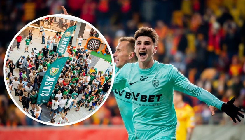 Na zdjęciu Jakub Jezierski cieszący się po strzelonej bramce na 2:2 w meczu z Jagiellonią Białystok, w kółeczku Miasteczko Śląska - zdjęcie ilustracyjne