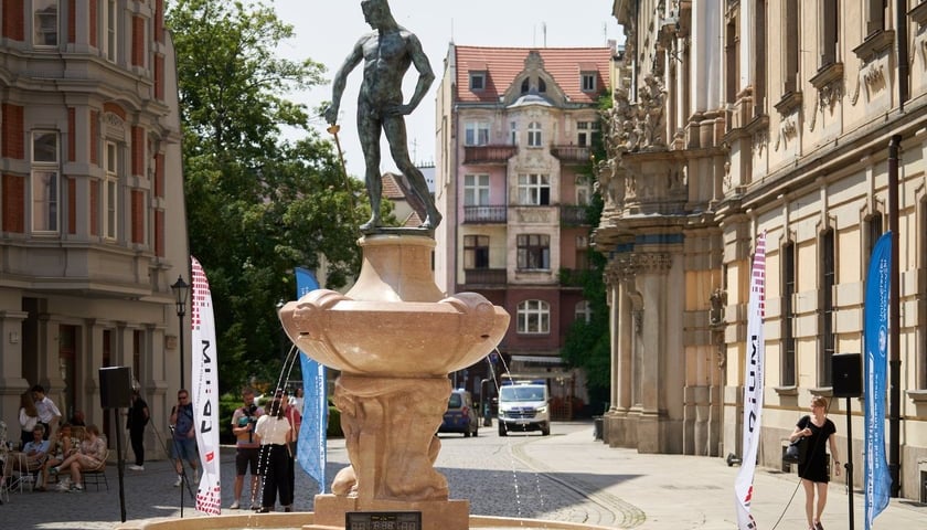 Figura Szermierza w dniu odsłonięcia fontanny po renowacji (czerwiec 2023)