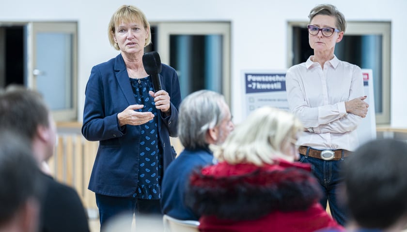 <p>Spotkanie w szkole przy Asfaltowej podsumowujące konsultacje społeczne Pakietu dla Południa. Elwira Nowak z Wydziału Inżynierii Miejskiej odpowiada na pytania mieszkańc&oacute;w&nbsp;</p>