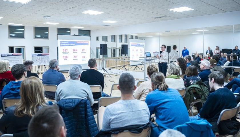 <p>Spotkanie w szkole przy Asfaltowej podsumowujące konsultacje społeczne Pakietu dla Południa. Monika Kozłowska-Święconek z Biura Zr&oacute;wnoważonej Mobilności opowiada o pakiecie&nbsp;</p>