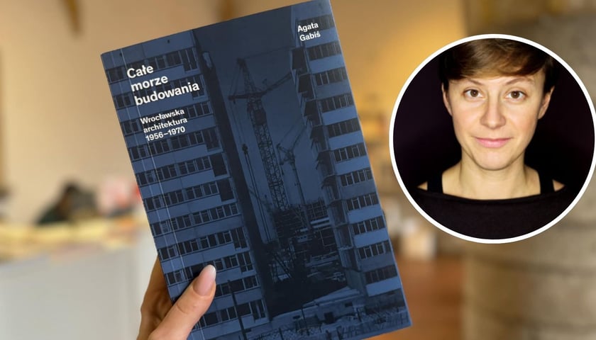 Książka "Całe morze budowania" Agaty Gabiś. Na zdjęciu książka trzymana w dłoni. W kółku z prawej portret autorki.