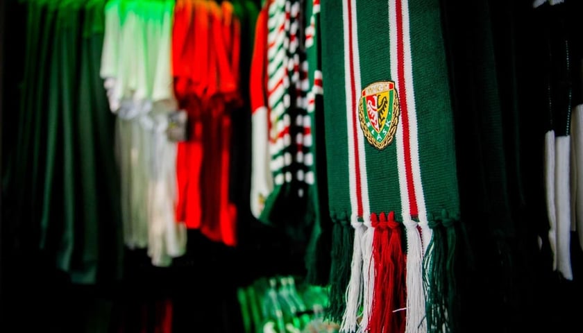 A może szalik kibica? W sklepie WKS Śląsk Wrocław dostępne są gadżety dla fanów klubu.