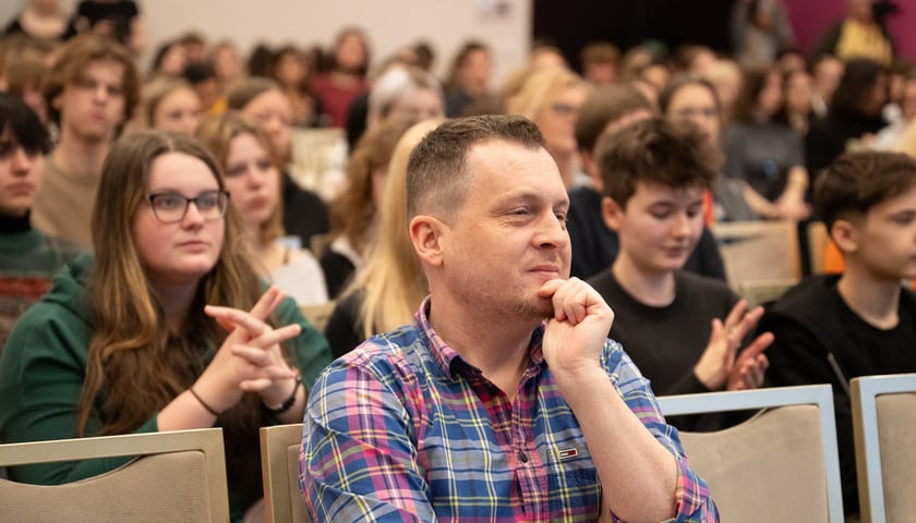 Dziś, 28 listopada, podczas konferencji wroc.win.with.hiv podsumowano efekty projektów profilaktycznych. Na pierwszym planie dr Bartosz Szetela, specjalista w dziedzinie chorób zakaźnych z Klinki Chorób Zakaźnych, Chorób Wątroby i Nabytych Niedoborów Odpornościowych Uniwersytetu Medycznego