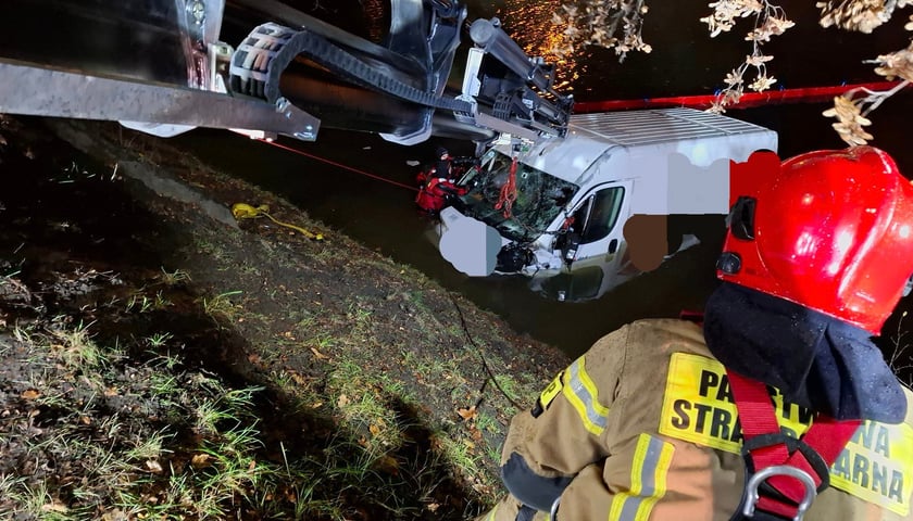 <p>Wypadek przy Podwalu - do fosy wpadł bus. Strażacy w akcji</p>