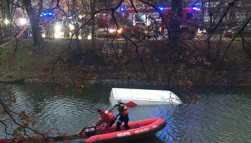 Wypadek przy Podwalu - do fosy wpadł bus