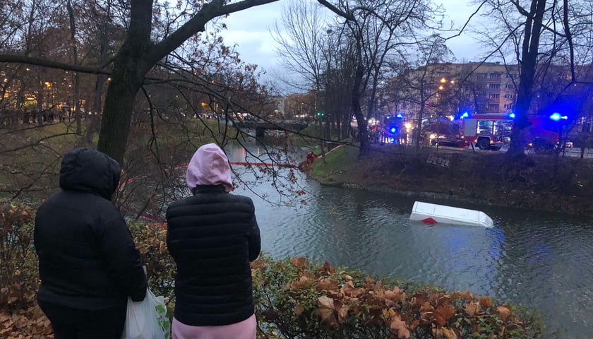 Wypadek przy Podwalu - do fosy wpadł bus