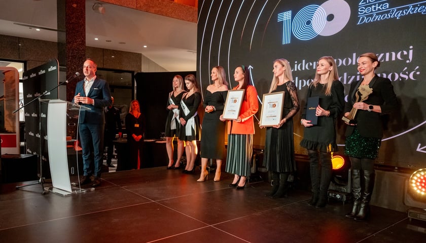 Przy mównicy Przemysław Gałecki, wiceprezes MPWiK Wrocław, oraz zespół odbierający nagrodę na gali Złota Setka Dolnośląskiego