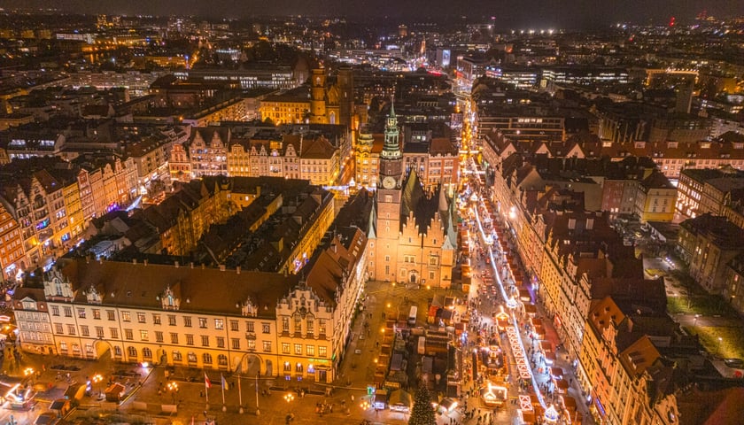 Jarmark Bożonarodzeniowy we Wrocławiu 2024. Zdjęcie z drona