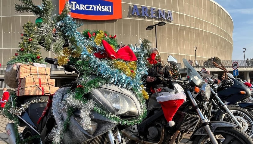 Motocykle, choinki, prezenty, w tle Tarczyński Arena Wrocław