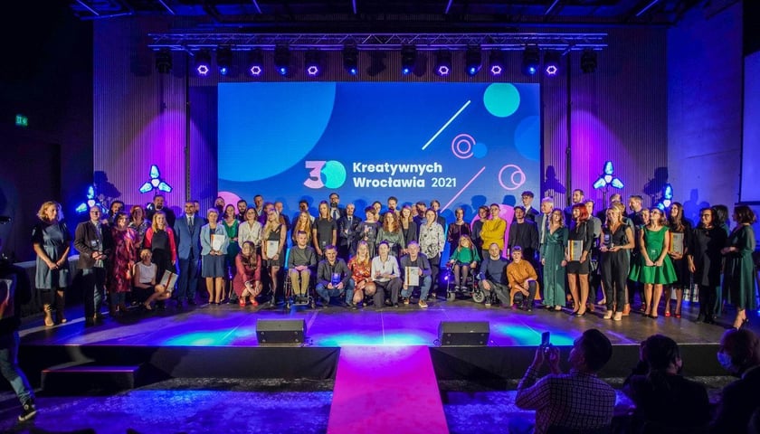 Gala 30 Kreatywnych Wrocławia 2021. Laureaci na scenie
