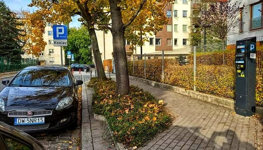 Parkomat w strefie płatnego parkowania - na chodniku przy ul. Ziemowita we Wrocławiu