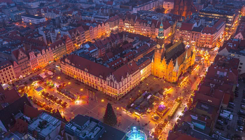 Wrocławski Jarmark Bożonarodzeniowy na Rynku sfotografowany wieczorem z lotu ptaka