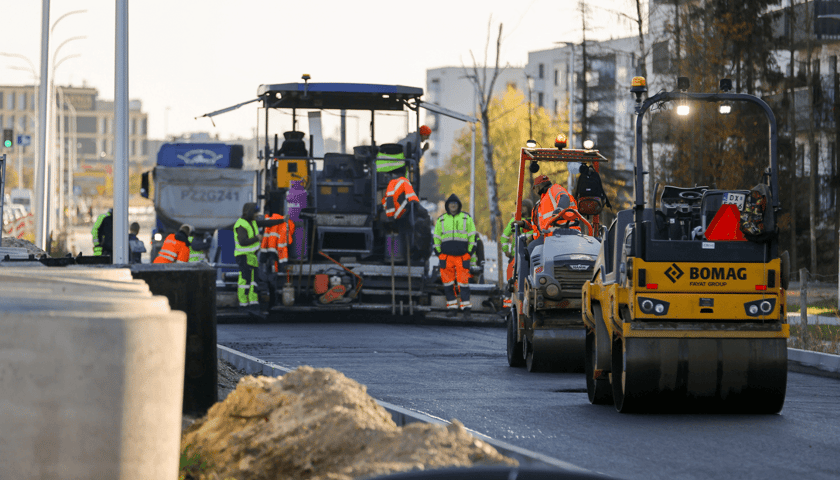 Maszyny układające kolejne warstwy masy bitumicznej podczas budowy Trasy Autobusowo-Tramwajowej na Jagodno