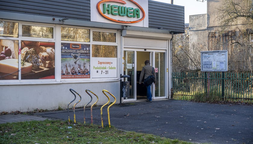 <p>Wejście do sklepu Hewea przy ul. Wittiga 9 na Dąbiu.</p>