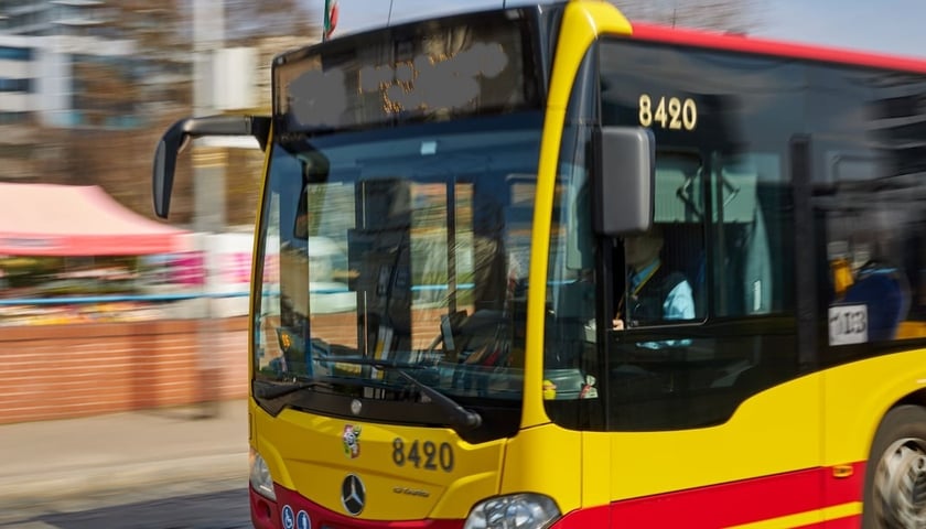 Autobus miejski we Wrocławiu. Zdjęcie ilustracyjne. Na zdjęciu widać autobus