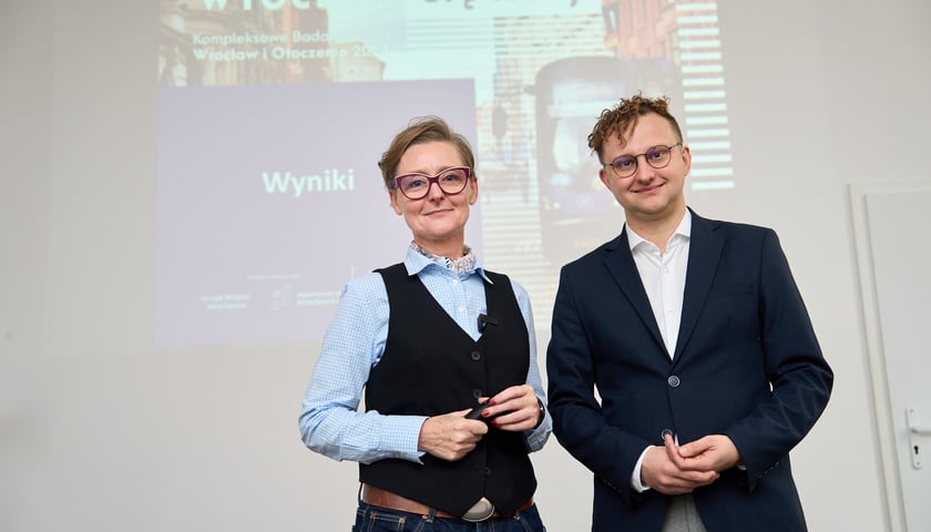 Monika Kozłowska-Święconek (dyrektor Biura Zrównoważonej Mobilności UMW) i Tomasz Wiśliński (prezes stowarzyszenia Aglomeracja Wrocławska) podczas prezentacji wyników KBR 2024